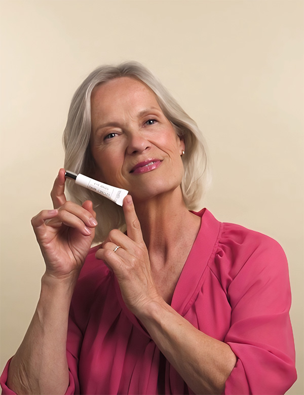 Vrouwelijk model met blond grijs haar Resi