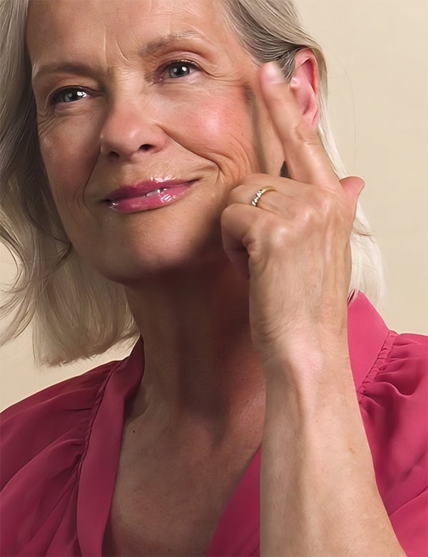 Vrouwelijk model met blond grijs haar Resi