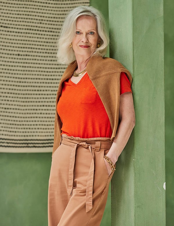 Vrouwelijk model met blond grijs haar Resi