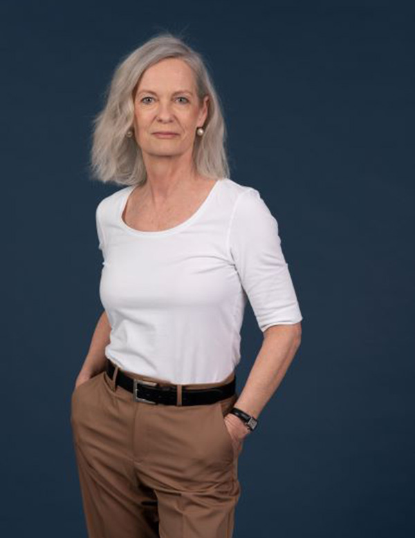 Vrouwelijk model met blond grijs haar Resi