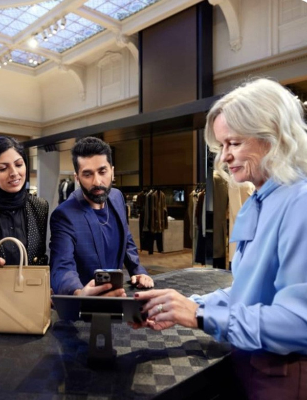 Vrouwelijk model met blond grijs haar Resi
