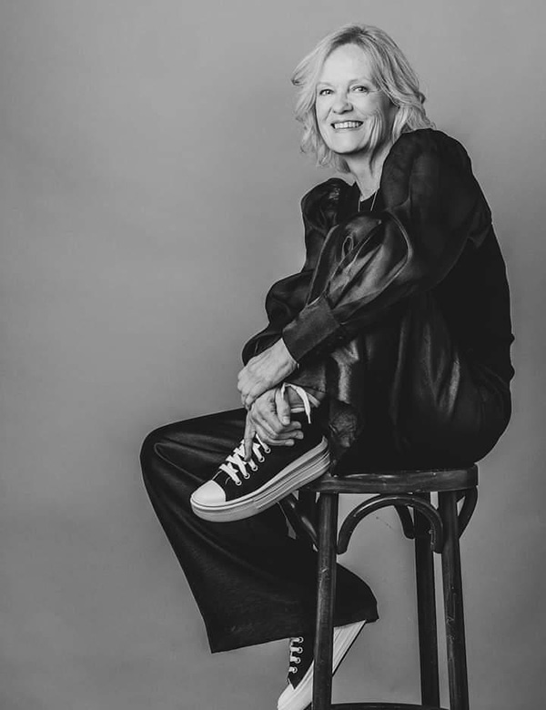Vrouwelijk model met blond grijs haar Resi