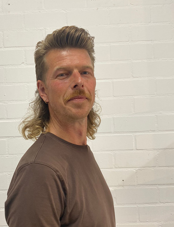 Mannelijk model lang haar Tom