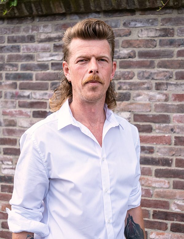 Mannelijk model lang haar Tom