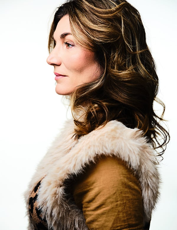 vrouwelijk model met donkerblond haar