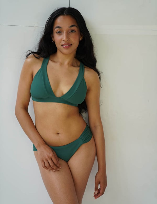 Vrouwelijk model met zwart haar en bruine ogen Anna