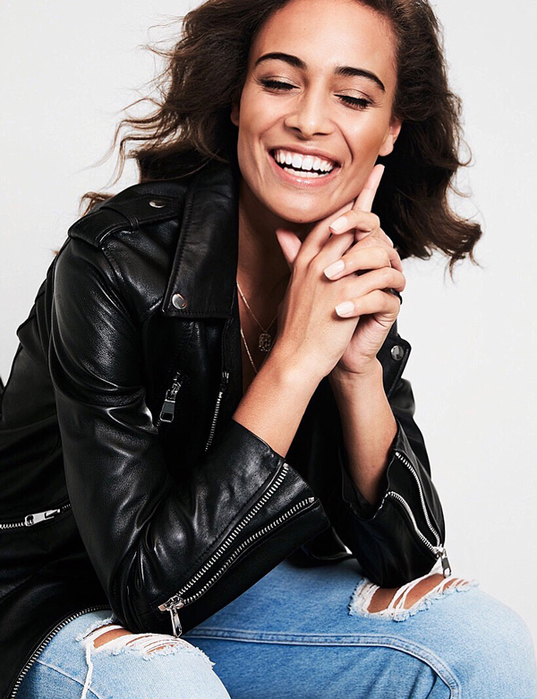 Vrouwelijk model met bruin haar Casey