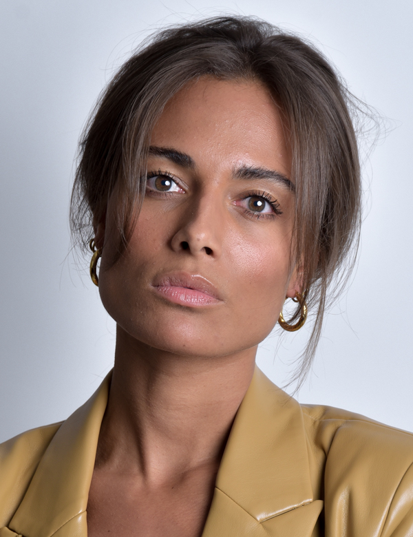 Vrouwelijk model met bruin haar Casey