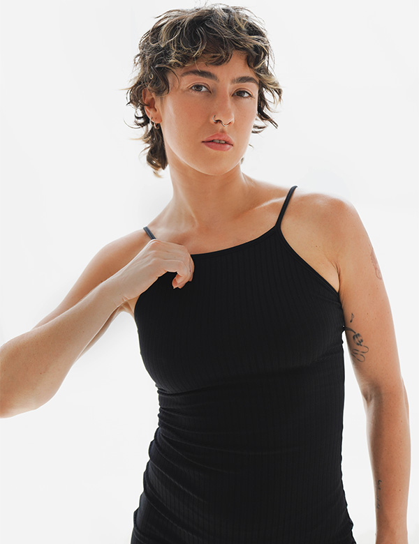Vrouwelijk model bruin haar Esmee