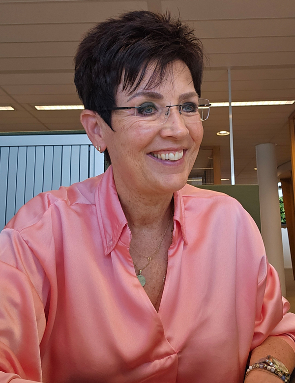 Vrouwelijk model met roodbruin haar Jeanette H.