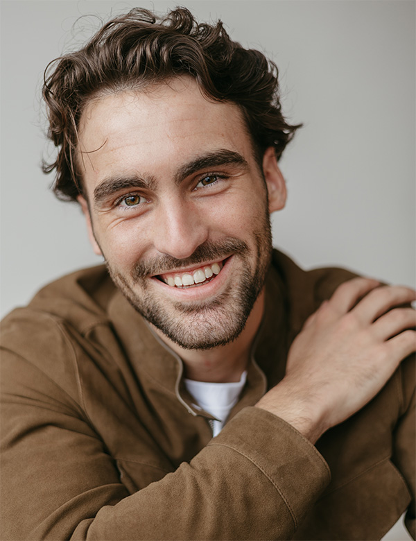 Mannelijk model met donkerbruin haar Jesse D.