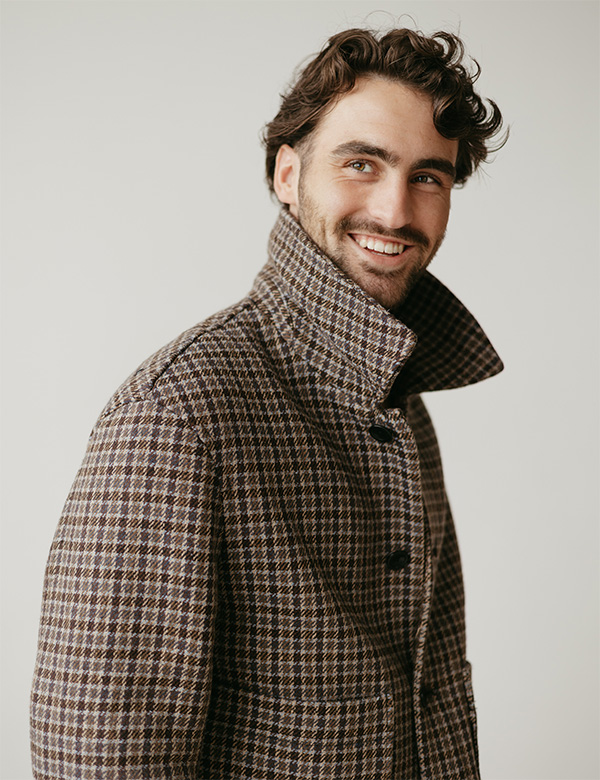 Mannelijk model met donkerbruin haar Jesse D.