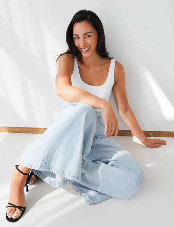 Vrouwelijk model met donkerbruin haar June Rae