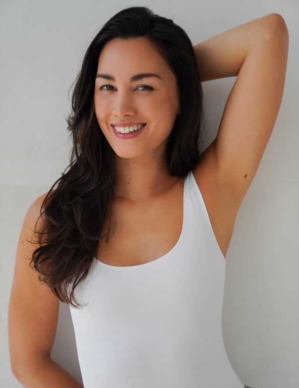 Vrouwelijk model met donkerbruin haar June Rae