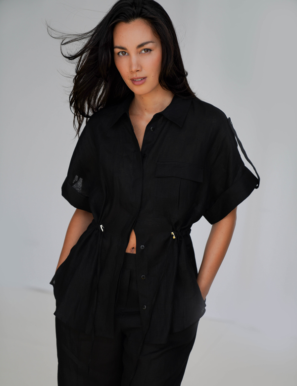 Vrouwelijk model met donkerbruin haar June Rae