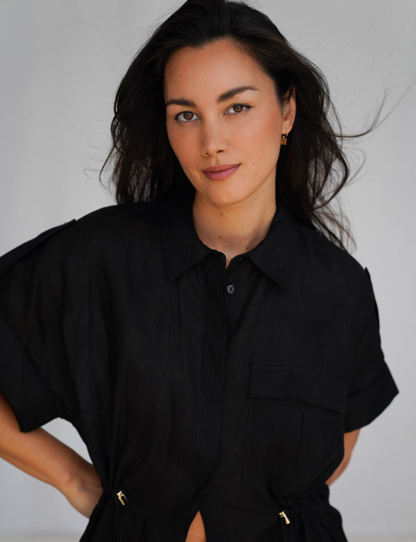 Vrouwelijk model met donkerbruin haar June Rae