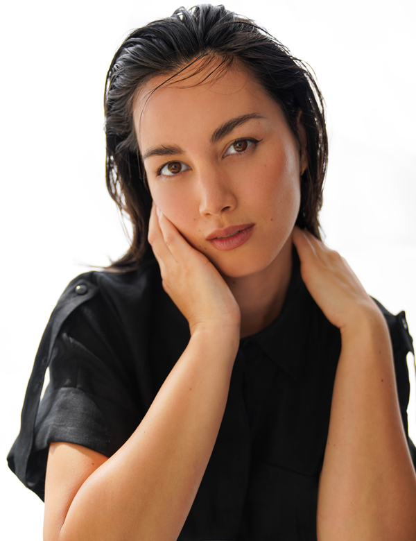 Vrouwelijk model met donkerbruin haar June Rae