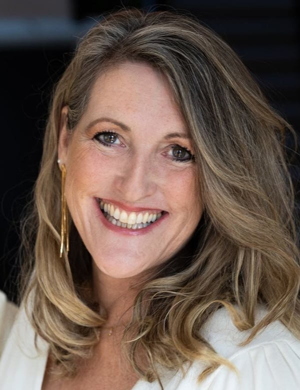 Vrouwelijk model met blond/grijs haar katinka