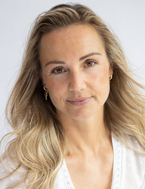 Vrouwelijk model met blond/bruin haar lucienne p.