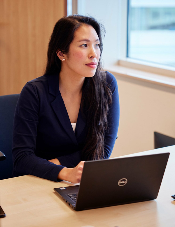 Vrouwelijk model met zwart haar Mimi