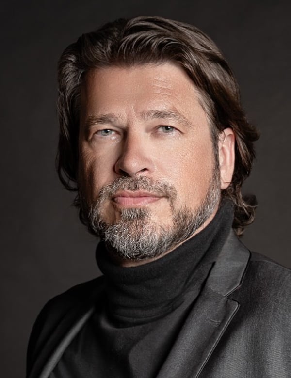 Mannelijk model met bruin haar patrick s.