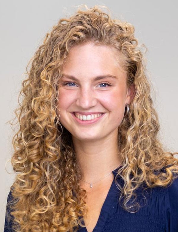 Vrouwelijk model met blond haar semmy