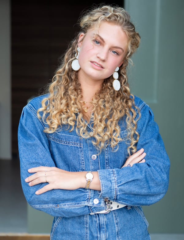 Vrouwelijk model met blond haar Semmy
