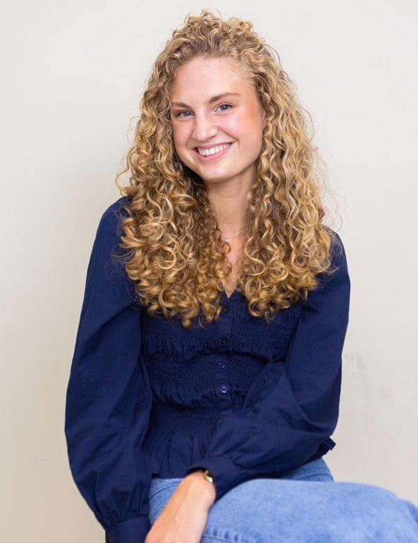 Vrouwelijk model met blond haar Semmy