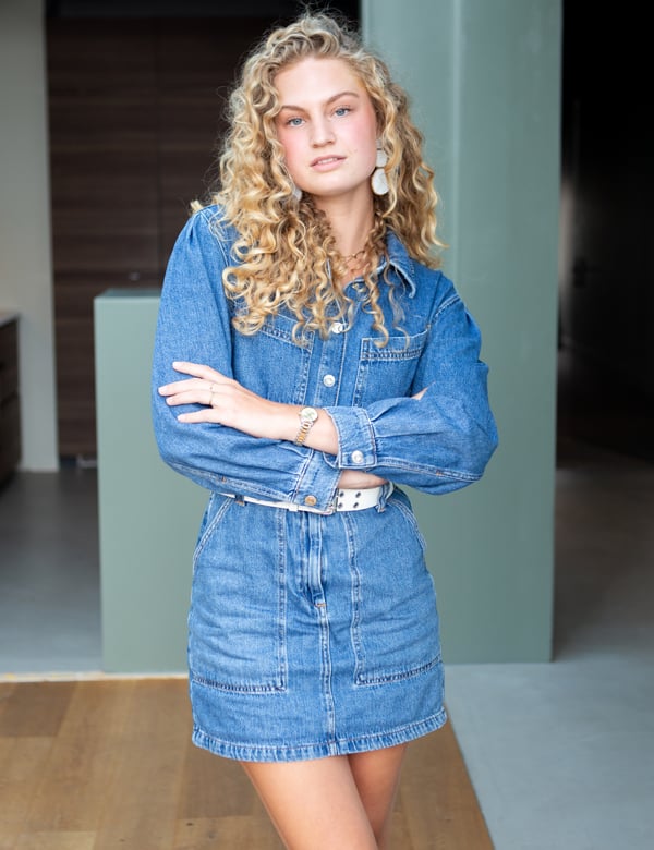 Vrouwelijk model met blond haar Semmy