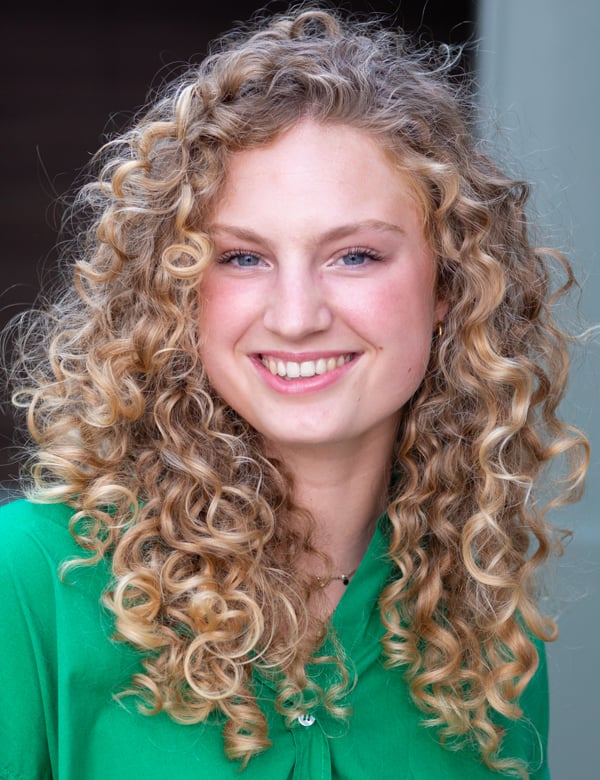 Vrouwelijk model met blond haar semmy