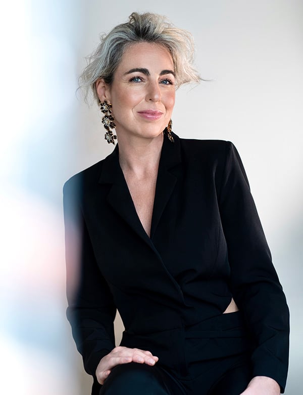 Vrouwelijk model met lang blond haar Vienne B.