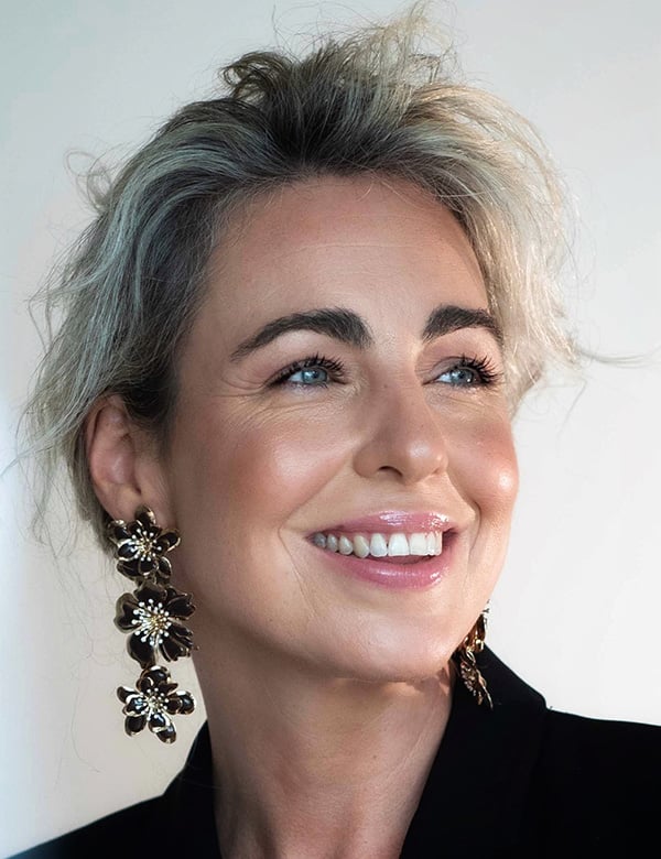 Vrouwelijk model met lang blond haar Vienne B.