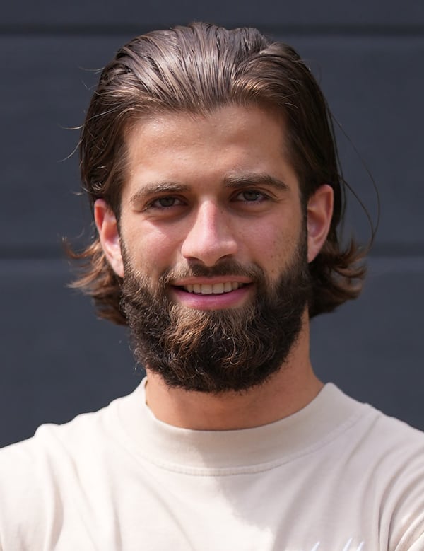 Mannelijk model met bruin haar yusuf