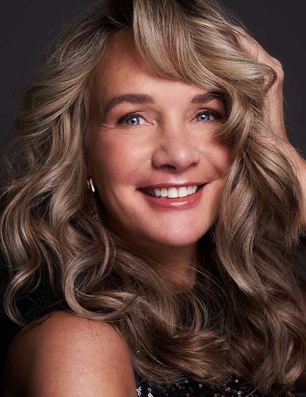 Vrouwelijk model met lang blond haar Danielle B.