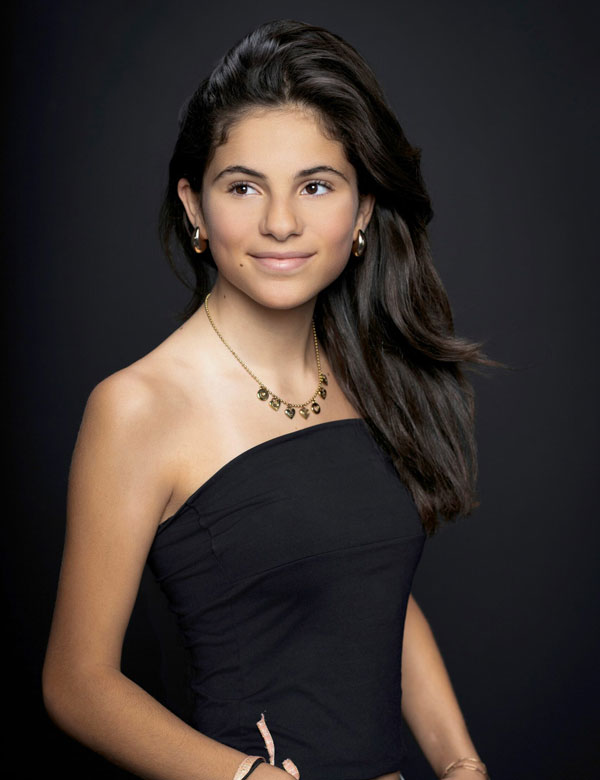 Tienermodel met donkerbruin haar Anna Ma.