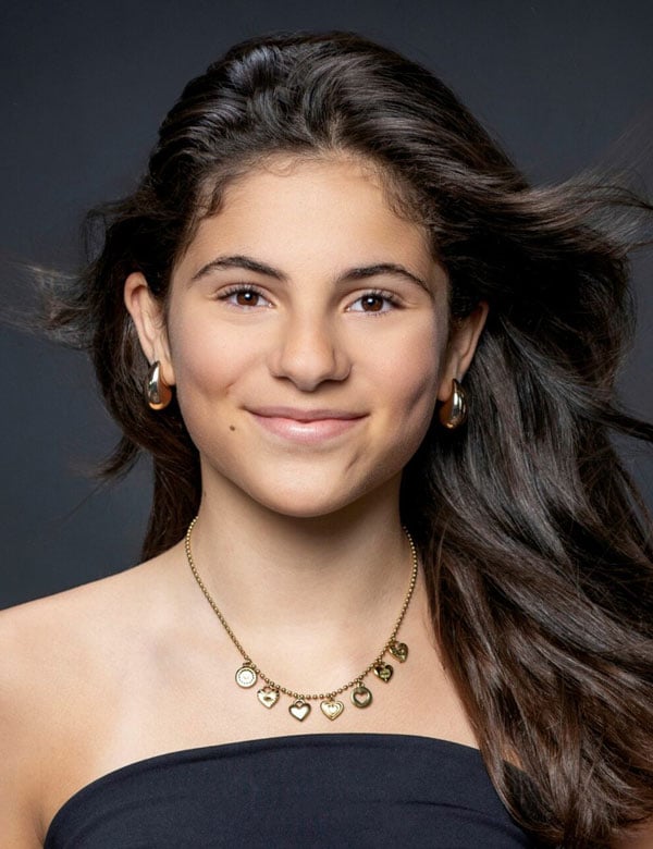 Tienermodel met donkerbruin haar anna ma.