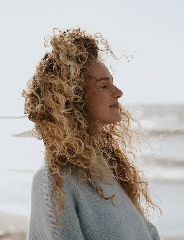Vrouwelijk model met blonde lange krullen Eline BI.