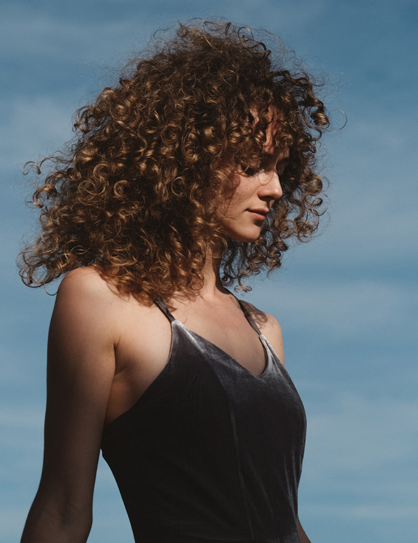 Vrouwelijk model met blonde lange krullen Eline BI.