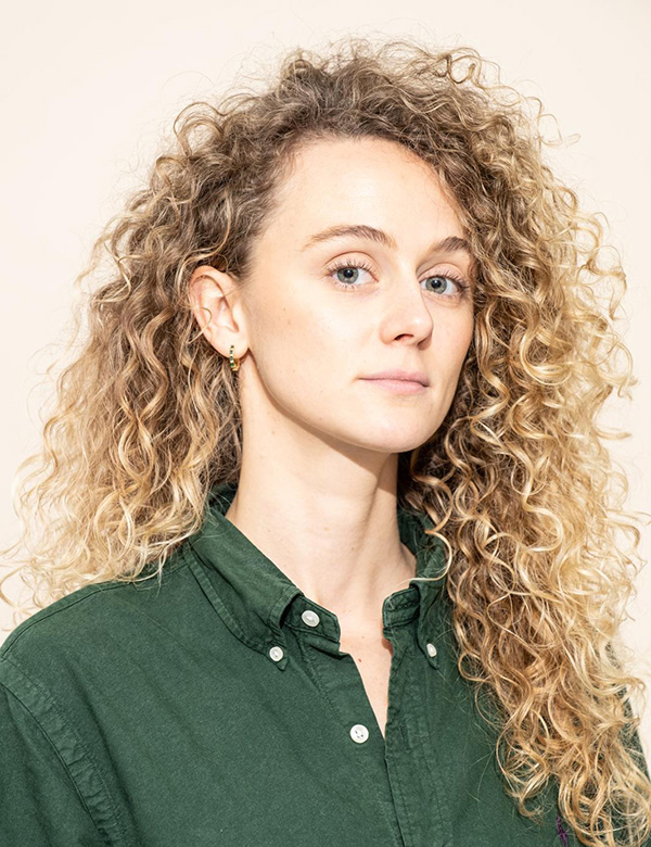 Vrouwelijk model met blonde lange krullen Eline BI.