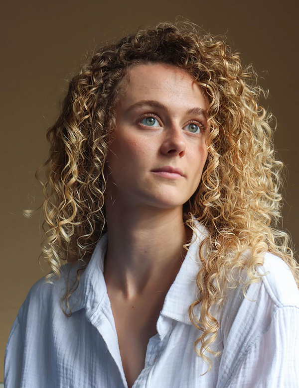 Vrouwelijk model met blonde lange krullen Eline BI.