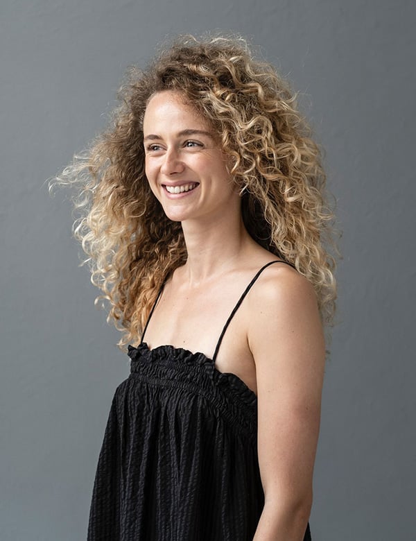 Vrouwelijk model met blonde lange krullen Eline BI.