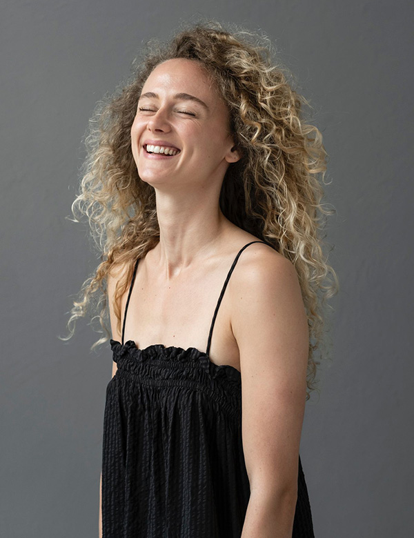 Vrouwelijk model met blonde lange krullen Eline BI.