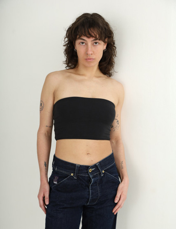 vrouwelijk model met donkere krullen Esmee H.