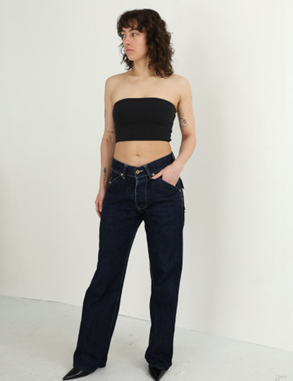 vrouwelijk model met donkere krullen Esmee H.