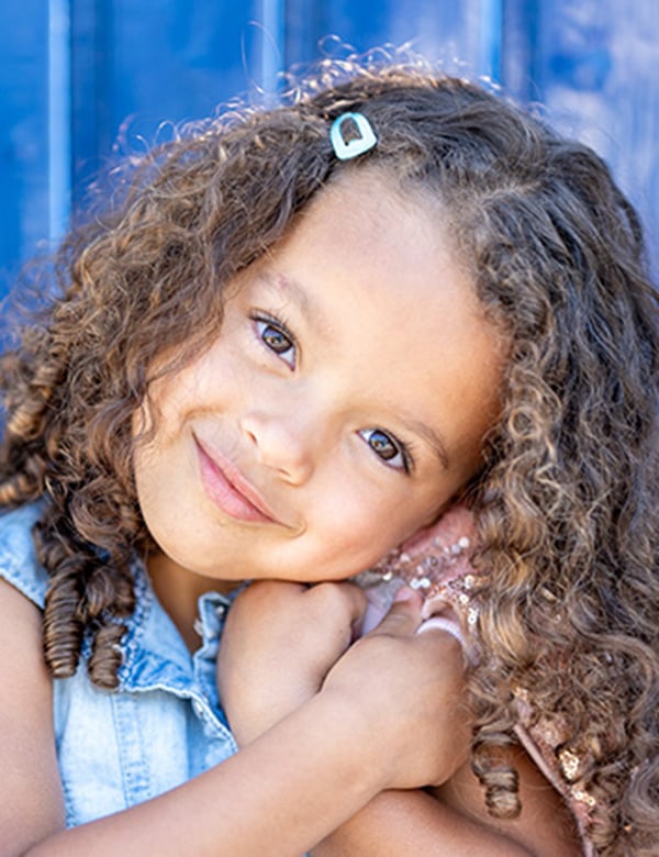 Model Kinder model met bruine krullen