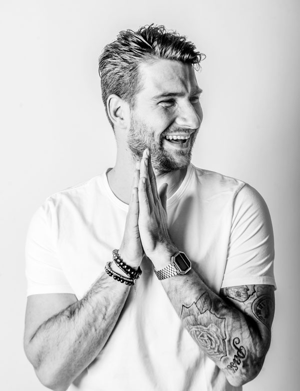 Mannelijk model met donkerblond haar Joey E.