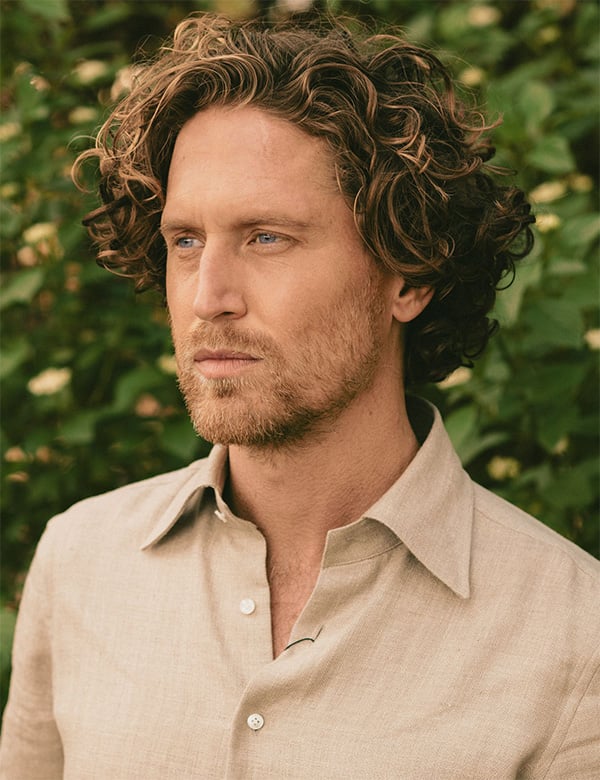 Mannelijk model met donkerblond haar Thomas L.