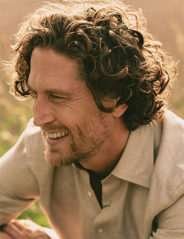 Mannelijk model met donkerblond haar Thomas L.