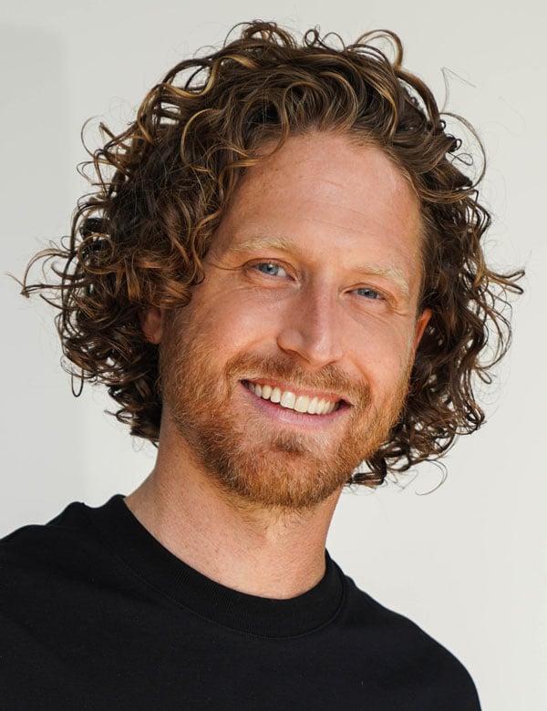 Mannelijk model met donkerblond haar thomas l.