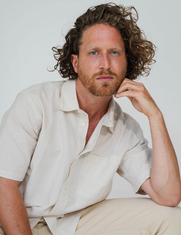 Mannelijk model met donkerblond haar Thomas L.